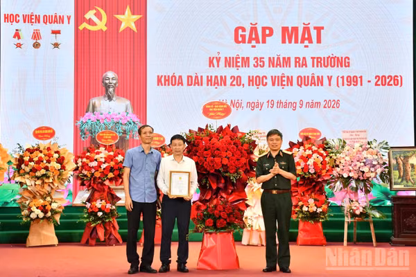 Thiếu tướng, Phó Giáo sư, Tiến sĩ Trần Ngọc Tuấn, Phó Giám đốc Học viện Quân y, thay mặt Đảng ủy, Ban Giám đốc Học viện Quân y tặng hoa chúc mừng Khóa 20. (Ảnh: TUẤN DŨNG)