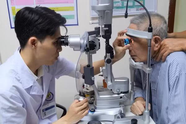 Bác sĩ khuyến cáo, người mắc đái tháo đường nên khám mắt định kỳ ít nhất 6 tháng một lần, kể cả khi chưa có biểu hiện bất thường về thị lực. (Ảnh: QM)