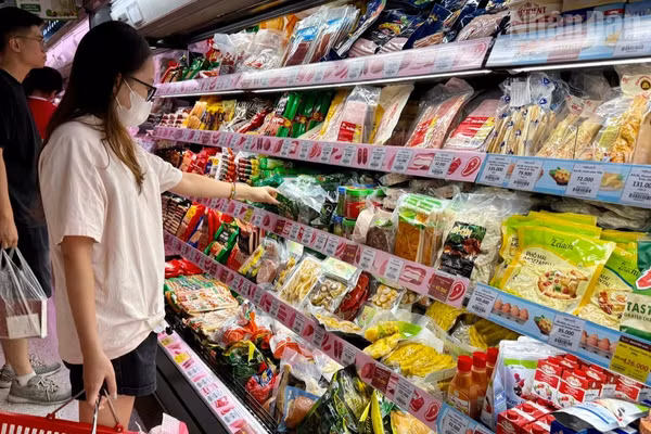 Người dân mua sắm thực phẩm tại siêu thị. (Ảnh: ĐỖ THOA)
