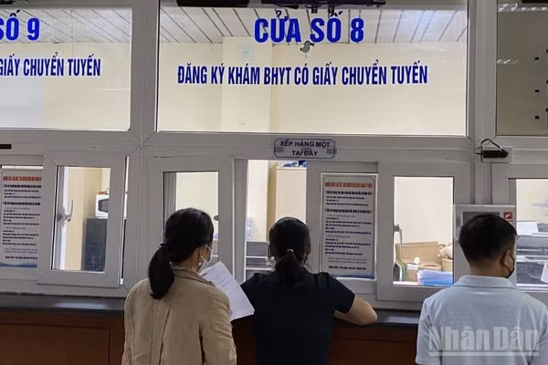 Bộ Y tế sẽ phối hợp các bộ, ngành nghiên cứu, tham mưu, bổ sung quyền lợi đối với người duy trì tham gia bảo hiểm y tế trong nhiều năm. (Ảnh: ĐỖ THOA)