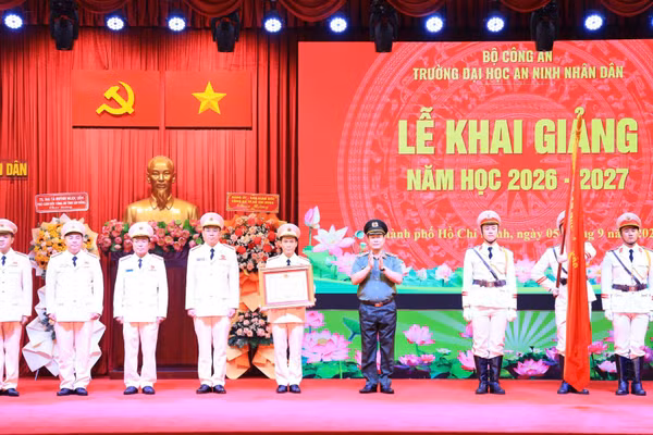 Khoa An ninh nội địa vinh dự đón nhận Huân chương Bảo vệ Tổ quốc hạng Nhì trong Lễ Khai giảng năm học 2026-2027 tại Trường đại học An ninh nhân dân. (Ảnh: TL)
