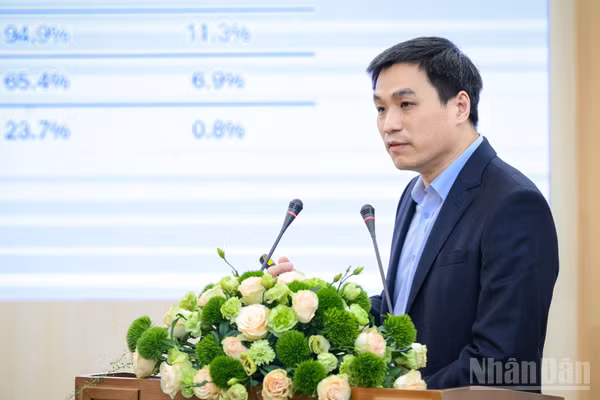 Đại tá, Phó Giáo sư, Tiến sĩ Nguyễn Đình Ngân, Phó Chủ tịch Hội Nhãn khoa Việt Nam, Phó Giám đốc Bệnh viện Quân y 103 trao đổi tại tọa đàm do Báo Nhân Dân tổ chức. (Ảnh: BẢO LONG)