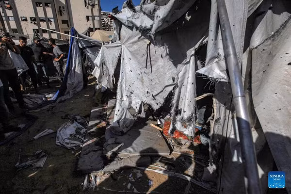Khung cảnh đổ nát sau một cuộc không kích của Israel vào khu vực phía tây thành phố Gaza. (Ảnh: Xinhua)