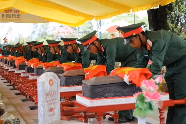 Lễ viếng, truy điệu và an táng 13 hài cốt liệt sĩ được tìm thấy tại khu vực Câu Nhi, xã Nam Hải Lăng (Quảng Trị). (Ảnh: HIẾU MINH)