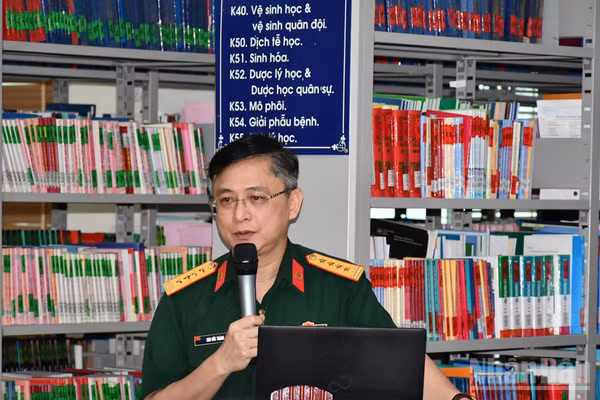  Đại tá Chu Đức Thành, Chánh Văn phòng Học viện Quân y phát biểu khai mạc tọa đàm. (Ảnh: TUẤN DŨNG)