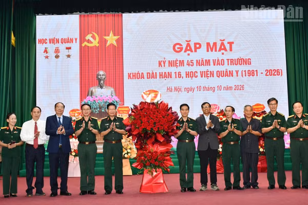 Trung tướng, Giáo sư, Tiến sĩ Trần Viết Tiến, Giám đốc Học viện Quân y tặng hoa chúc mừng Khóa 16. (Ảnh: TUẤN DŨNG)