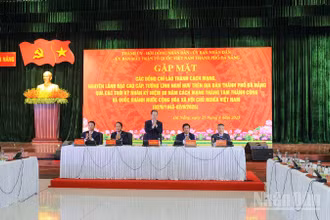 Bí thư Thành ủy Nguyễn Văn Quảng cùng các đồng chí lãnh đạo thành phố chủ trì hội nghị.