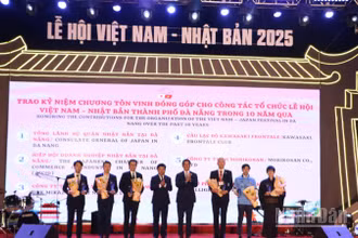 Chủ tịch Ủy ban nhân dân thành phố Đà Nẵng Lương Nguyễn Minh Triết và Đại sứ Ito Naoki trao kỷ niệm chương cho các cá nhân, tổ chức.