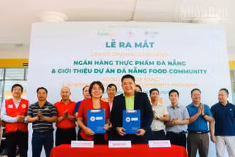 Đại diện Hội Chữ thập đỏ thành phố Đà Nẵng và Food Bank ký kết chương trình hợp tác.