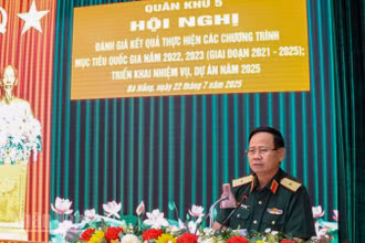 Thiếu tướng Hứa Văn Tưởng. Phó Tư lệnh Quân khu, Trưởng ban chỉ đạo thực hiện các dự án trong Chương trình mục tiêu quốc gia phát biểu chỉ đạo tại hội nghị.