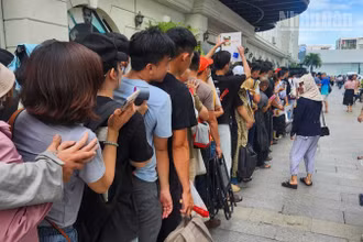 Hàng dài người dân trên địa bàn thành phố Đà Nẵng xếp hàng nộp hồ sơ đăng ký mua nhà ở xã hội An Trung 2.