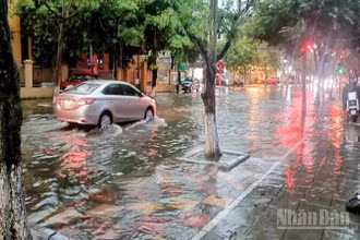 Mưa lớn làm nhiều tuyến phố tại phường Trần Hưng Đạo, phường Trà Lý (tỉnh Hưng Yên) ngập nặng.
