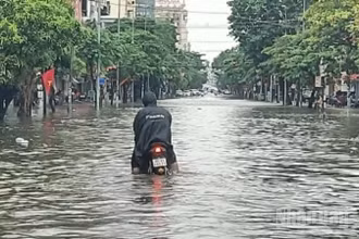 Nhiều tuyến đường ở Hưng Yên mênh mông nước.