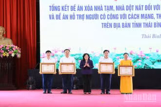 Đồng chí Nguyễn Thị Hà, Thứ trưởng Bộ Nội vụ tặng bằng khen của Thủ tướng Chính phủ cho các tập thể, cá nhân có thành tích xuất sắc trong thực hiện phong trào “Chung tay xóa nhà tạm, nhà dột nát”.