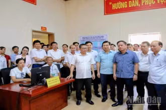 Lãnh đạo tỉnh Thái Bình dự buổi diễn tập thử nghiệm mô hình hoạt động của cơ quan Đảng, chính quyền, Mặt trận Tổ quốc xã Long Hưng.