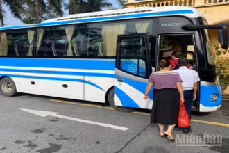Hơn 20 cán bộ, công chức thuộc Sở Xây dựng tỉnh Hưng Yên (khu vực tỉnh Thái Bình cũ) di chuyển bằng xe đưa đón sang tỉnh mới làm việc từ 6 giờ 15 phút hằng ngày.