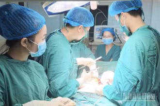 Kíp phẫu thuật Bệnh viện đa khoa Kiến Xương (tỉnh Hưng Yên) thực hiện ca phẫu thuật kéo dài 3 tiếng, giành lại sự sống cho bệnh nhân bị tai nạn giao thông.