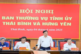 Đồng chí Nguyễn Khắc Thận, Bí thư Tỉnh ủy Thái Bình, phát biểu khai mạc buổi làm việc giữa Ban Thường vụ Tỉnh ủy Hưng Yên và Thái Bình.