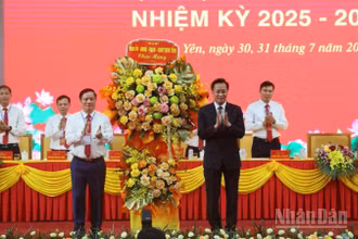 Đồng chí Nguyễn Hữu Nghĩa, Bí thư Tỉnh ủy Hưng Yên tặng hoa chúc mừng Đại hội.