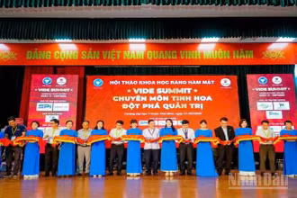 Các đại biểu cắt băng khai mạc hội thảo khoa học chuyên ngành răng hàm mặt.
