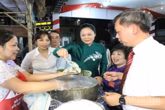 Các đại biểu thăm quan gian hàng làm bánh hú.