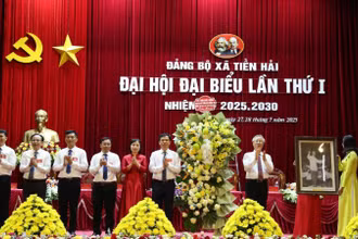 Nguyên Ủy viên Bộ Chính trị, Nguyên Thường trực Ban Bí thư Trần Quốc Vượng tặng hoa chúc mừng Đại hội. 