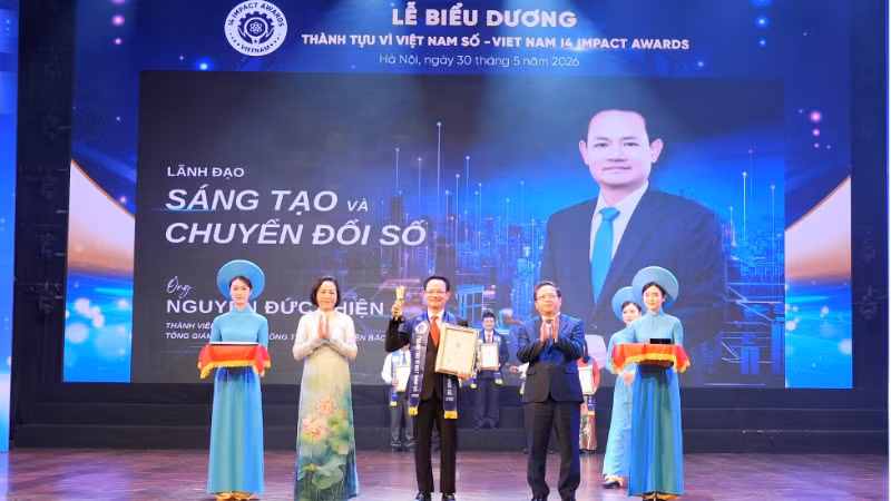 Bà Nguyễn Thị Thanh, Ủy viên Trung ương Đảng, Phó Chủ tịch Quốc hội khóa XVI và ông Nguyễn Đức Hiển, Phó Trưởng Ban Chính sách, Chiến lược Trung ương trao giải thưởng “Lãnh đạo Sáng tạo và Chuyển đổi số” trong Chương trình Biểu dương Thành tựu tác động vì Việt Nam số - Viet Nam I4 Impact Awards 2026 cho ông Nguyễn Đức Thiện, Tổng Giám đốc EVNNPC.