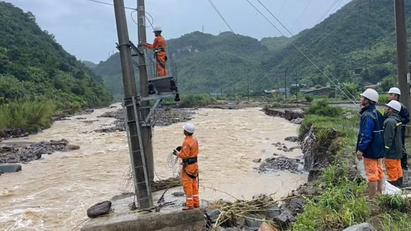 Sáng 6/7, nhân viên Công ty Điện lực Sơn La vẫn đang nỗ lực tiếp cận những vị trí rất khó khăn để khắc phục hệ thống lưới điện.
