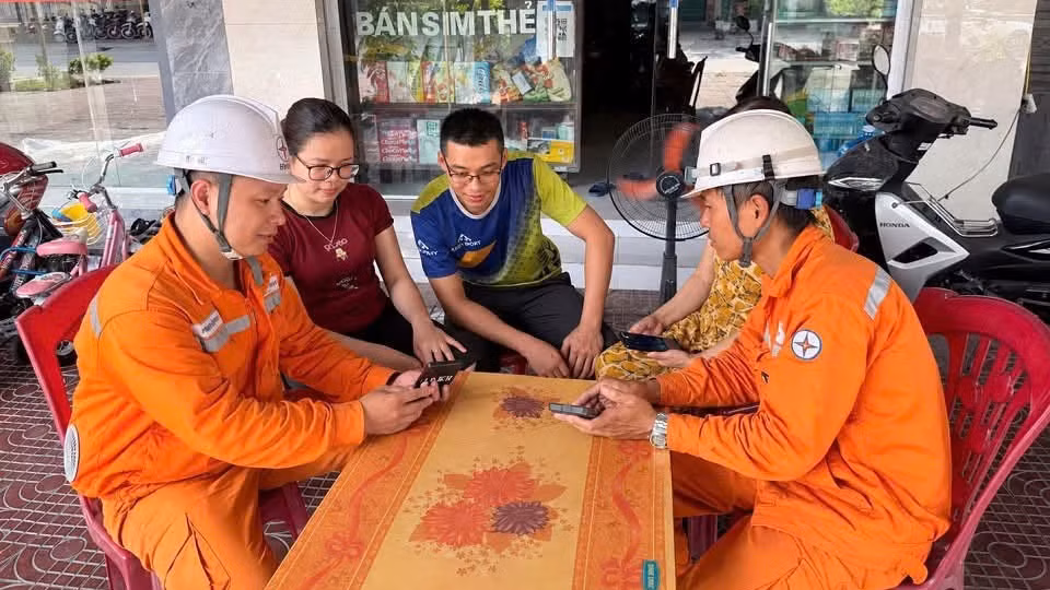 nhan-vien-dien-luc-dong-trieu-ctdl-quang-ninh-tuyen-truyen-huong-dan-khach-hang-cai-dat-ung-dung-evn-cskh-4456.jpg