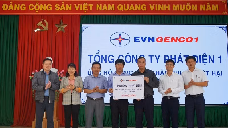 Đồng chí Lê Hải Đăng, Tổng giám đốc EVNGENCO1 đại diện trao tặng kinh phí ủng hộ tại xã Ninh Gia, tỉnh Lâm Đồng. 