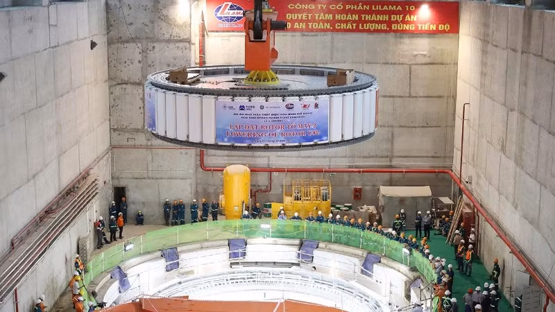 Lắp đặt thành công rotor tổ máy số 2-Dự án thủy điện Hòa Bình mở rộng. (Ảnh: LÊ CHI)