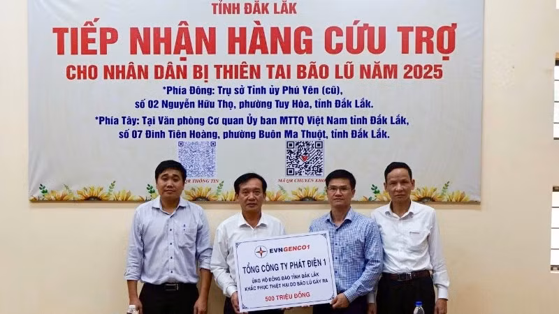 EVNGENCO1 trao kinh phí ủng hộ 500 triệu đồng cho đồng bào tỉnh Đắk Lắk bị thiệt hại do bão lũ. 