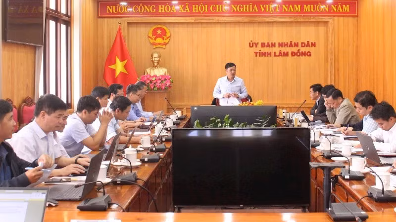 Lãnh đạo Ủy ban nhân dân tỉnh Lâm Đồng làm việc với Tổng công ty Phát điện 1 (EVNGENCO1) về đề xuất đầu tư cụm dự án năng lượng xanh gần 1.500MW. 