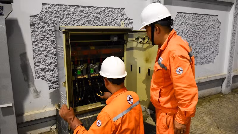 Kiểm tra hệ thống cáp, aptomat và các điểm tiếp xúc, bảo đảm hệ thống điện vận hành an toàn, ổn định 