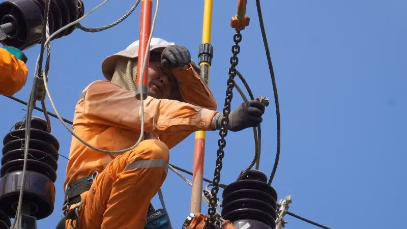 EVNNPC đang tập trung huy động tối đa nhân lực, vật tư, tăng cường kiểm tra vận hành lưới điện, chủ động các phương án xử lý sự cố.
