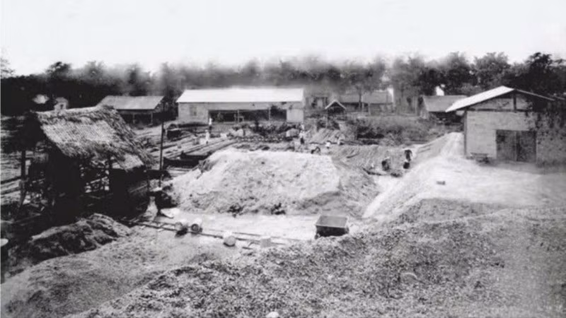 Công trường xây dựng Nhà máy Đèn Bờ Hồ năm 1892. (Ảnh: EVNHANOI)