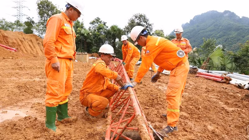 Các lực lượng, đơn vị đang tập trung hỗ trợ để sớm đưa Đường dây 500kV Lào Cai-Vĩnh Yên về đích. (Ảnh: EVN)