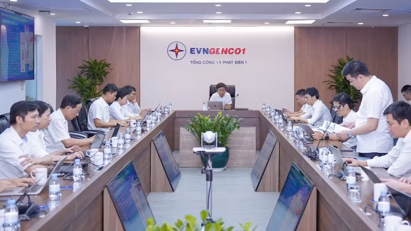 Đại diện Ban Khoa học công nghệ và Đổi mới sáng tạo EVNGENCO1 báo cáo kết quả triển khai các nhiệm vụ khoa học công nghệ, đổi mới sáng tạo và chuyển đổi số tại Phiên họp.