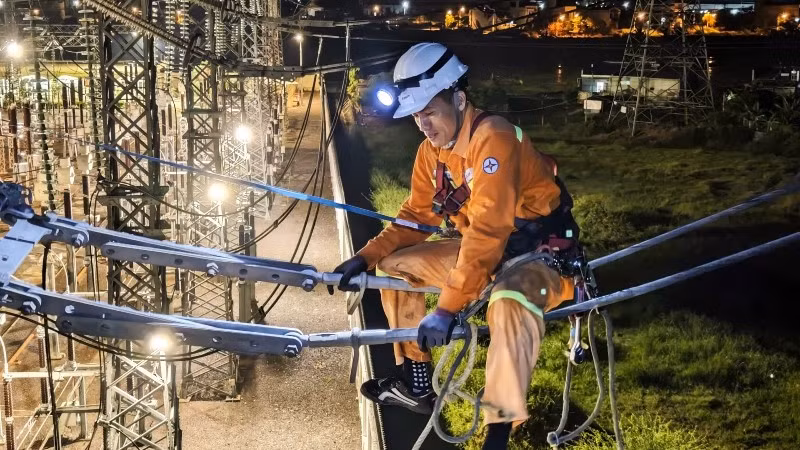 Vệ sinh bảo dưỡng thiết bị Trạm biến áp 220kV Phan Thiết. 