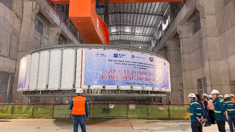 Rotor được kiểm tra và theo dõi kỹ lưỡng trong quá trình lắp đặt. (Ảnh: LÊ CHI) 