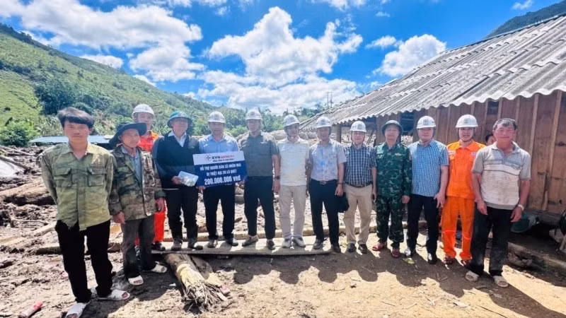 Đoàn công tác EVNGENCO1 hỗ trợ cho bà con bị ảnh hưởng bởi lũ đợt cuối tháng 5/2025.
