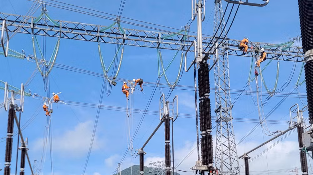 EVNNPT sửa chữa, bảo dưỡng thiết bị để bảo đảm vận hành an toàn, liên tục, ổn định dịp nghỉ lễ 2/9. (Ảnh: EVNNPT)