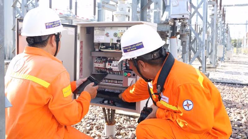 nhan-vien-van-hanh-kiem-tra-thiet-bi-tai-tram-bien-ap-220kv-quy-nhon-7684.jpg