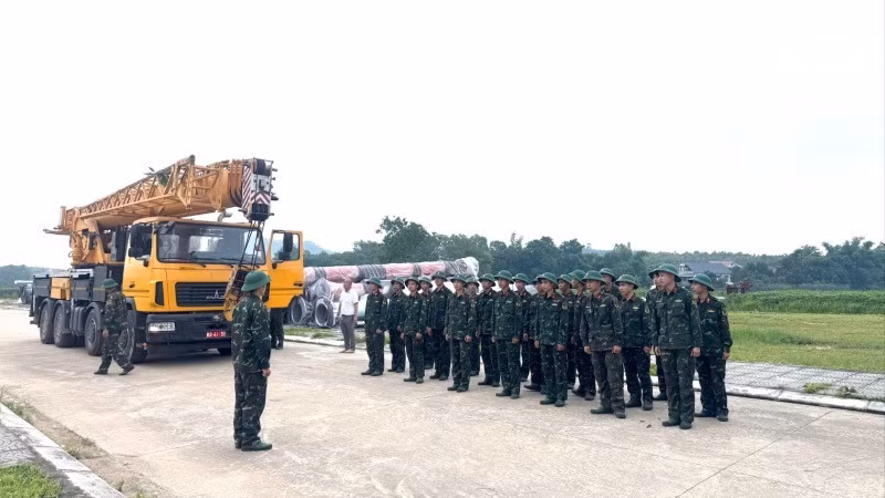 Quân khu 2 đã điều động lực lượng và vật lực hỗ trợ thi công Dự án Đường dây 500 KV Lào Cai-Vĩnh Yên. (Ảnh: LÊ CHI)