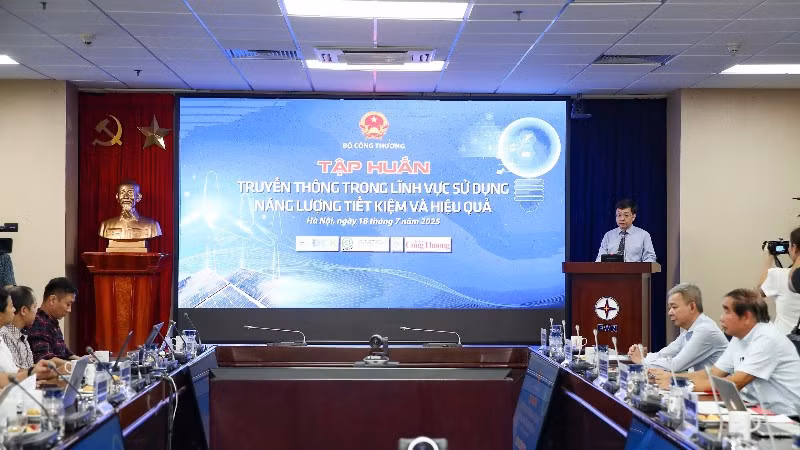 Toàn cảnh Hội nghị tập huấn truyền thông trong lĩnh vực sử dụng năng lượng tiết kiệm và hiệu quả. (Ảnh: LÊ CHI)