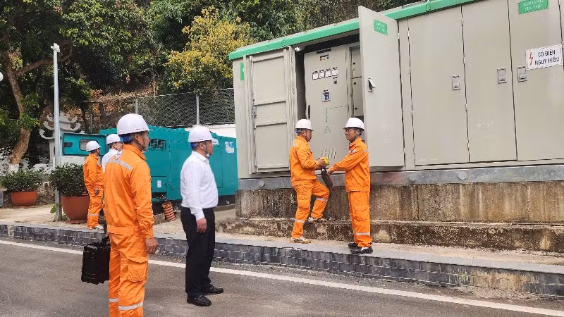 Kiểm tra tình hình bảo đảm cấp điện khu vực bầu cử tại tỉnh Sơn La.