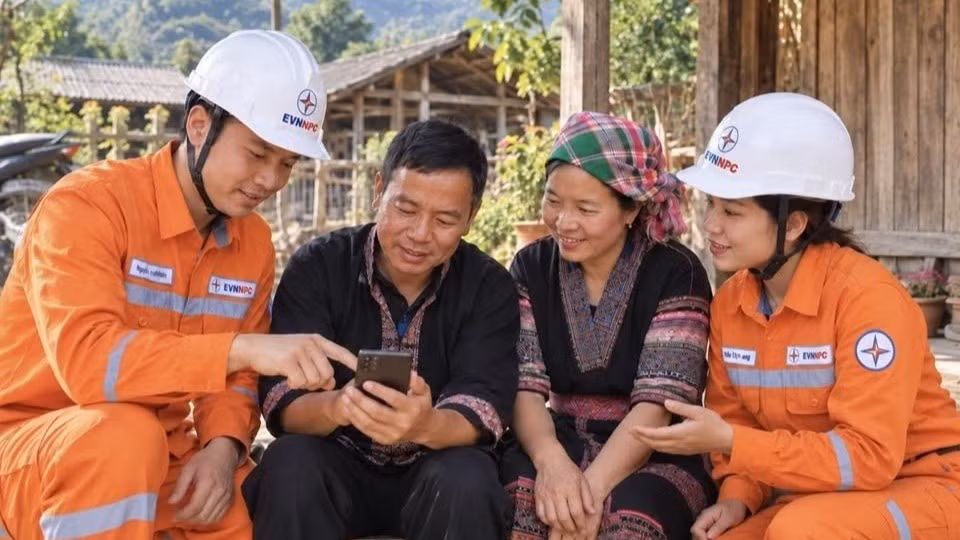 Cán bộ Công ty Điện lực Sơn La hướng dẫn khách hàng sử dụng ứng dụng EVN CSKH và tiếp cận các dịch vụ điện trực tuyến thuận tiện, an toàn. (Ảnh: EVNNPC cung cấp)