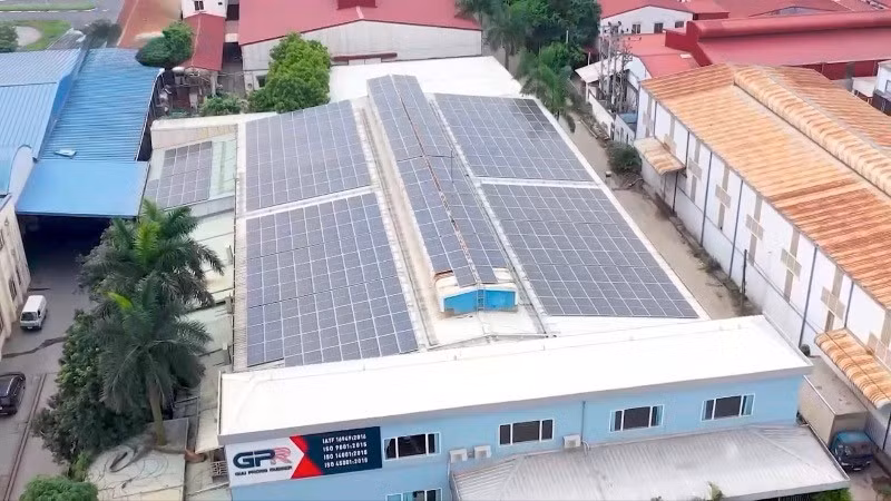 Hệ thống điện mặt trời áp mái tại Công ty TNHH Cao su Giải phóng. (Ảnh: LÊ CHI)