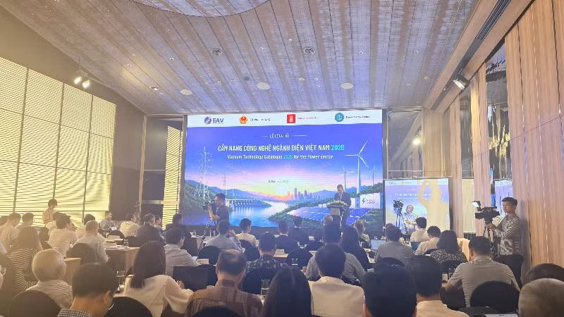 Toàn cảnh Lễ công bố Bộ Cẩm nang công nghệ ngành điện Việt Nam 2026. 