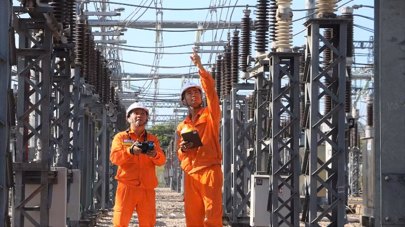 Nhân viên vận hành kiểm tra thiết bị tại Trạm biến áp 220kV Quy Nhơn, Gia Lai. 